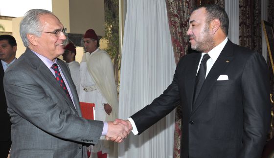 El rey Mohamed VI estrecha la mano del enviado especial de la ONU para el conflicto del Sahara Occidental, Christopher Ross, en Rabat, el pasado mes de octubre. / AP