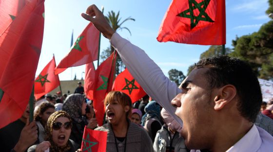 Manifestantes marroquíes protestaban el martes ante la embajada de Francia en Rabat. / F. S. (AFP)