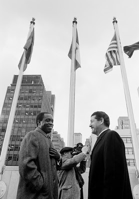 En la foto, Saturnino Ibongo y el embajador Jaime de Piniés al izarse la bandera de Guinea Ecuatorial en Naciones Unidas, el 20 de noviembre de 1968. / UN Photo/Teddy Chen