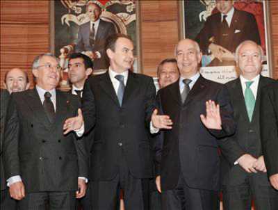 El Presidente del Gobierno español, José Luis Rodríguez Zapatero, junto al Primer Ministro marroquí, Dris Jetu, y los Ministros de Asuntos Exteriores de España y Marruecos, Miguel Ángel Moratinos y Mo