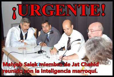 Mahjob Salek (Jafaf),presidente de Jat Chahid,con miembros de la seguridad marroqui en una imagen difundida por las redes solidarias con la causa saharaui.