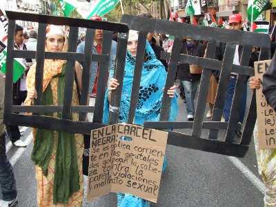 Manifestantes saharauis asistiendo gratis a la manifestacin del 14 de noviembre en Madrid