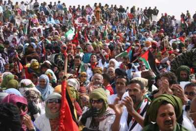 Manifestación de bienvenida a los activistas de los Territorios Ocupados en el campamento de El Aaiún (Tinduf-Argelia)