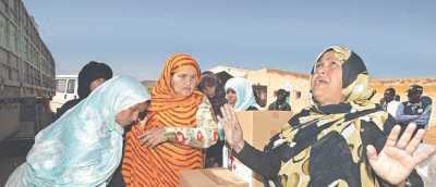 Mujeres saharauis reciben la ayuda de Cruz Roja en el campamento de refugiados de Tinduf (Argelia) - Foto: Ap