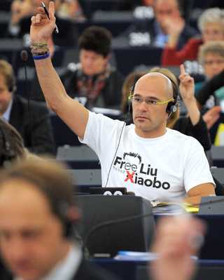 Romeva vota en una sesión de la Eurocámara.