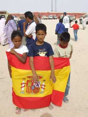 Nios saharauis con una bandera espaola. La misma de un gobierno que har lo posible para que no tengan