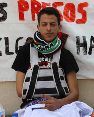 El joven saharaui Lafkir Kaziza, en huelga de hambre, frente a la embajada de Marruecos - E. M.