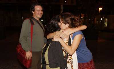 Dos cooperantes repatriadas de Tinduf se abrazan a su regreso a Madrid el pasado 28 de julio. / KIKE PARA