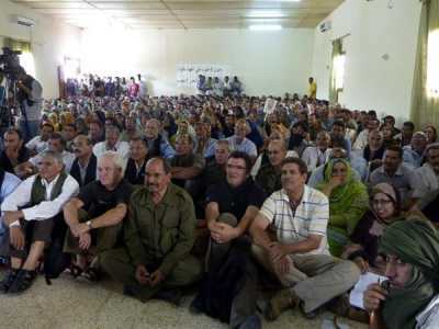 Cientos de saharauis agradecieron con su presencia el retorno de los cooperantes espaoles. Destacan, el presidente saharaui, Mohamed Abdelaziz (en el centro de la primera fila con uniforme caqui) y e