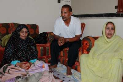 Sukaina El Idrissi (izq.) junto con los tambin activistas saharauis Brahim Dahn y Mamia Salek, en El Aain.
