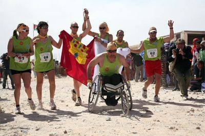 Participante de Sahara Marathon en silla de ruedas