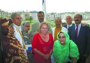Beola, en el centro, y Elorza, detrs, con autoridades saharauis en una visita a San Sebastin.