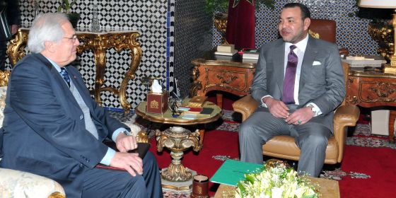 El rey de Marruecos, Mohamed VI, recibe al mediador de la ONU, Christopher Ross, el pasado 10 de abril.