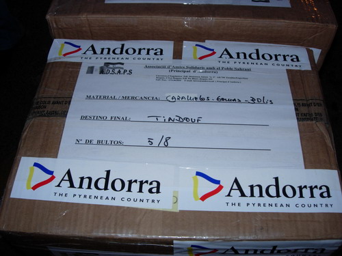 Una de las cajas de ADSAPS con caramelosy material diverso que quedaron retenidas en el aeropuerto de Argel