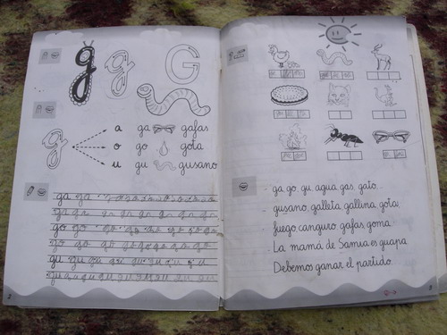 Ausserd. Detalle de un cuaderno de lengua espaola para los ms pequeos