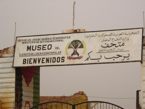 Detalle del cartel de bienvenida al museo. 