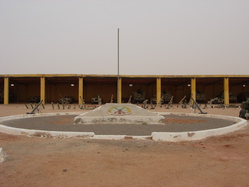 Centro del museo con el escudo del Frente Polisario
